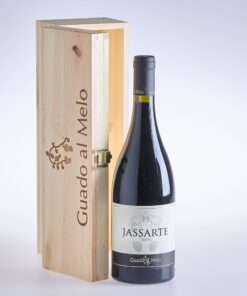 Eine Flasche Wein Jassarte Toskana Rosso IGT, Holzkiste