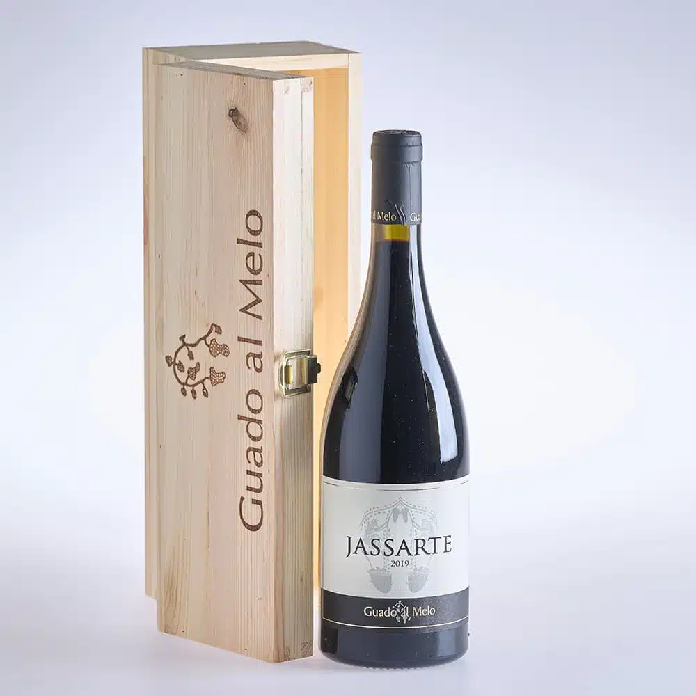 Eine Flasche Wein Jassarte Toskana Rosso IGT, Holzkiste