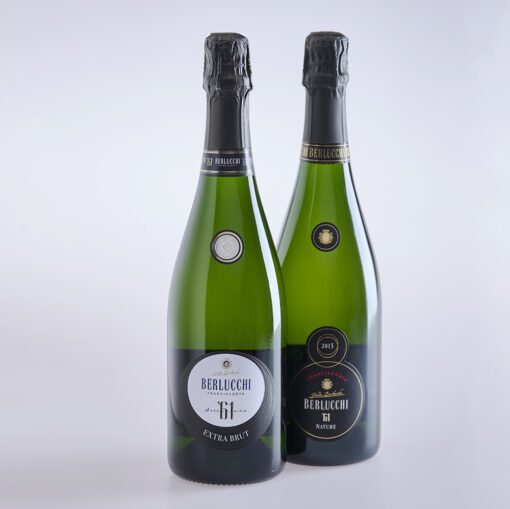 Zwei Flaschen Wein mit einem Emblem auf dem Etikett, das seine reiche Geschichte und sein Erbe widerspiegelt