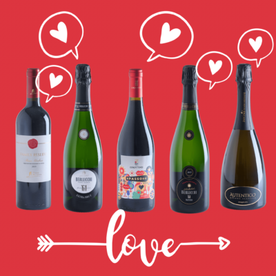 Weinflaschen mit Zeichnungen von Herzen und dem Wort „Liebe“ am Boden