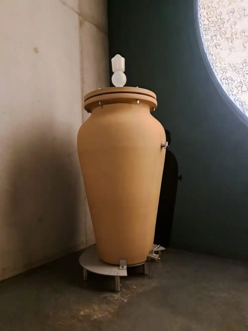 Nahaufnahme einer Keramikschale mit Deckel, die ihre glatte Oberfläche hervorhebt