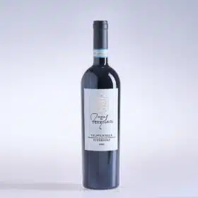 Ein foto zeigt Flaschen von Rotwein Valpolicella Superiore Torre di Terzolan.