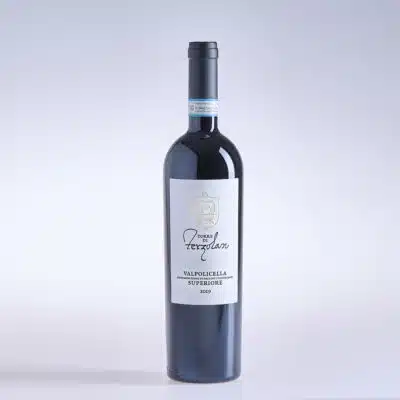 Ein foto zeigt Flaschen von Rotwein Valpolicella Superiore Torre di Terzolan.