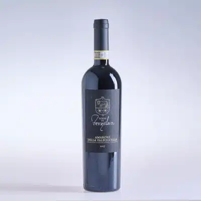 Ein foto zeigt Flaschen von Rotwein Amarone Torre di Terzolan.