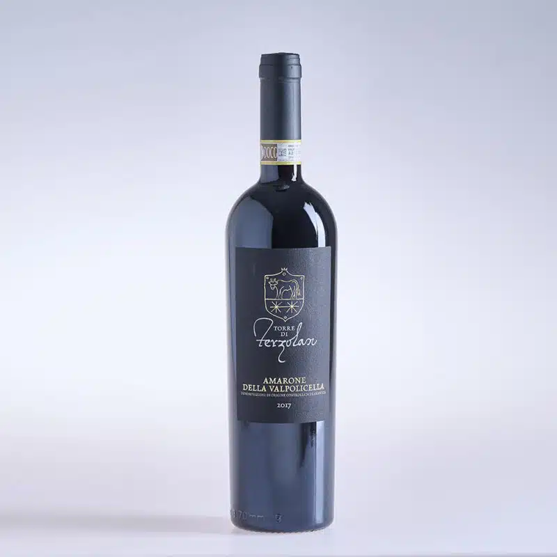 Eine Flasche Rotwein Amarone aus Italien