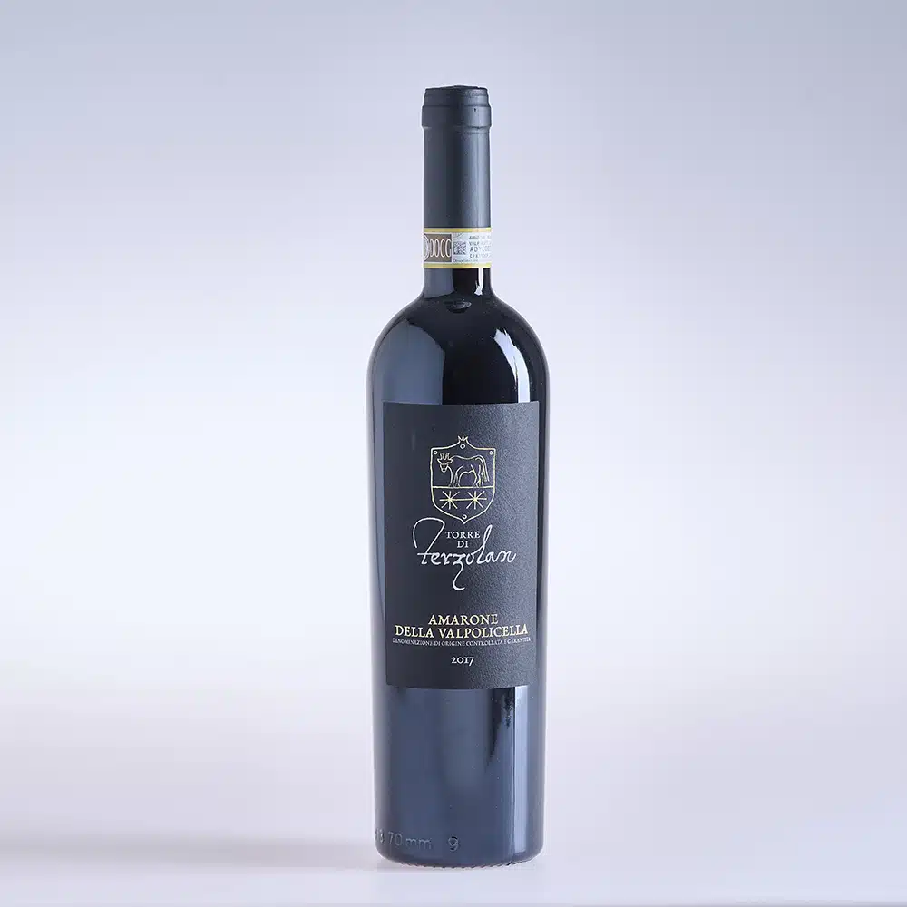 Ein foto zeigt Flaschen von Rotwein Amarone Torre di Terzolan.