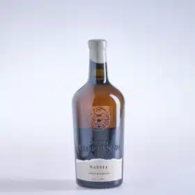 Ein Foto zeigt Flaschen von Weisswein Pecorino „Naevia"