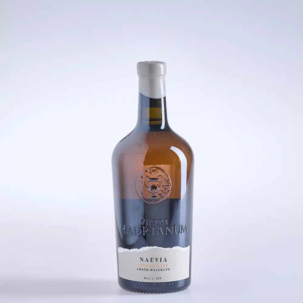 Ein Foto zeigt Flaschen von Weisswein Pecorino „Naevia"