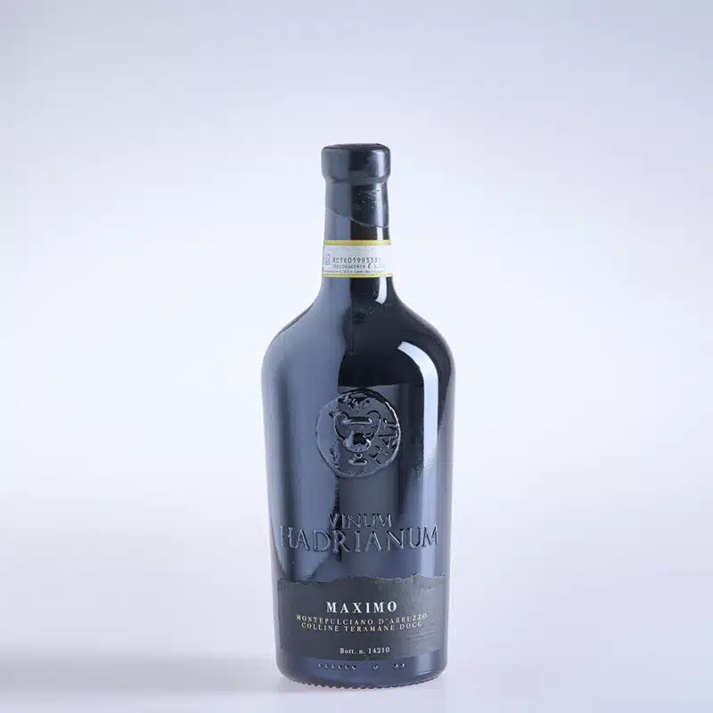 Eine Flasche Rotwein Maximo aus Abruzzen Italien
