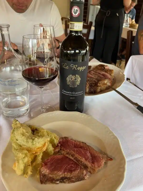 Eine Mahlzeit mit Rotwein