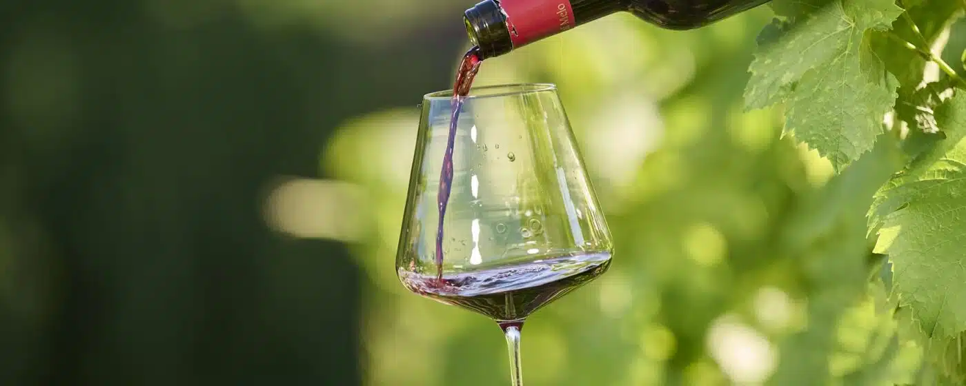 italienischen Wein einschenken