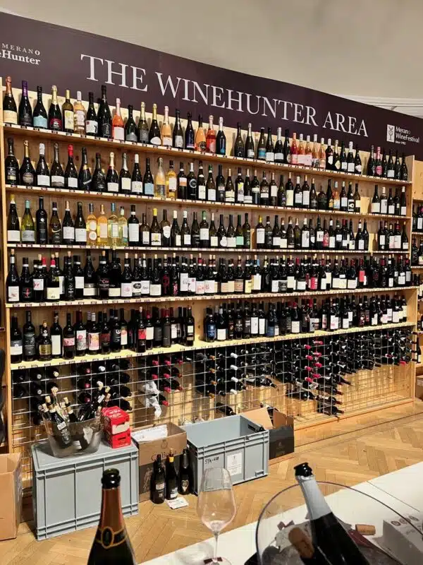 Ein Bild zeigt The Wine Hunter Area mit Flaschen von verschiedene Weine