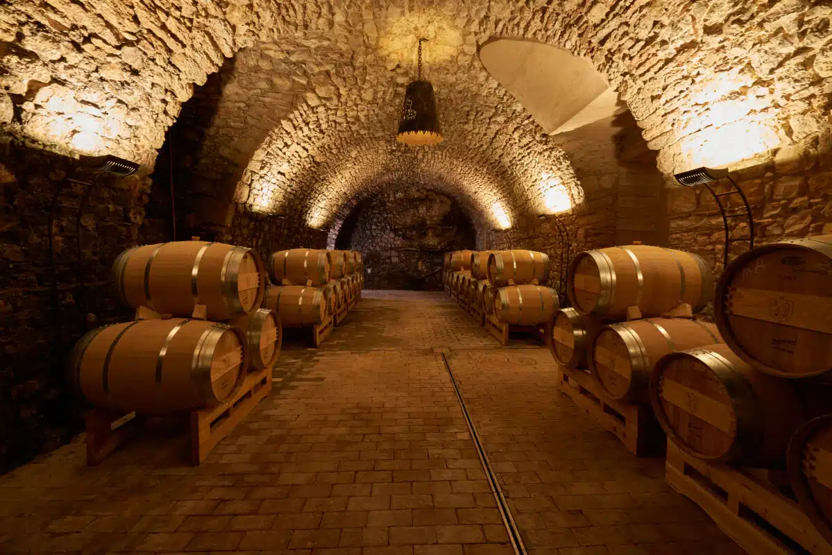 Fotoafnahme zeigt Weinkeller von Torre di Terzolan