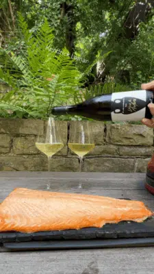 Fotoaufnahme zeigt Italienische Weisswein Tai Amphora mit gegriltem Bio Lachs.