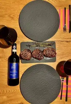 Fotoaufnahme zeigt Riendersteaks af dem Teller mit Italienische Rotwein "Il Margone" Chianti Classico