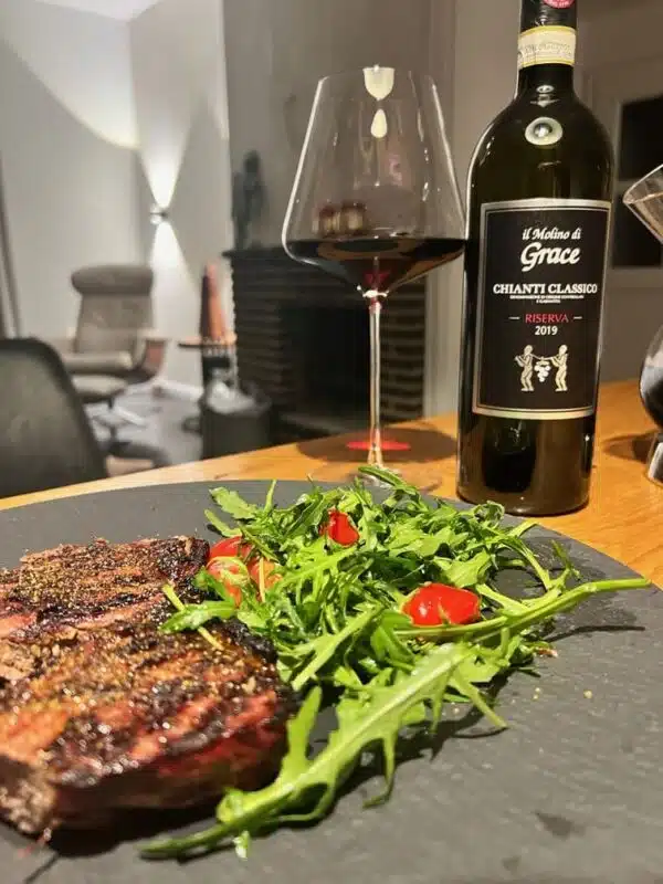 Fotoaufnahme zeigt Entrecôte mit Chianti Classico Riserva