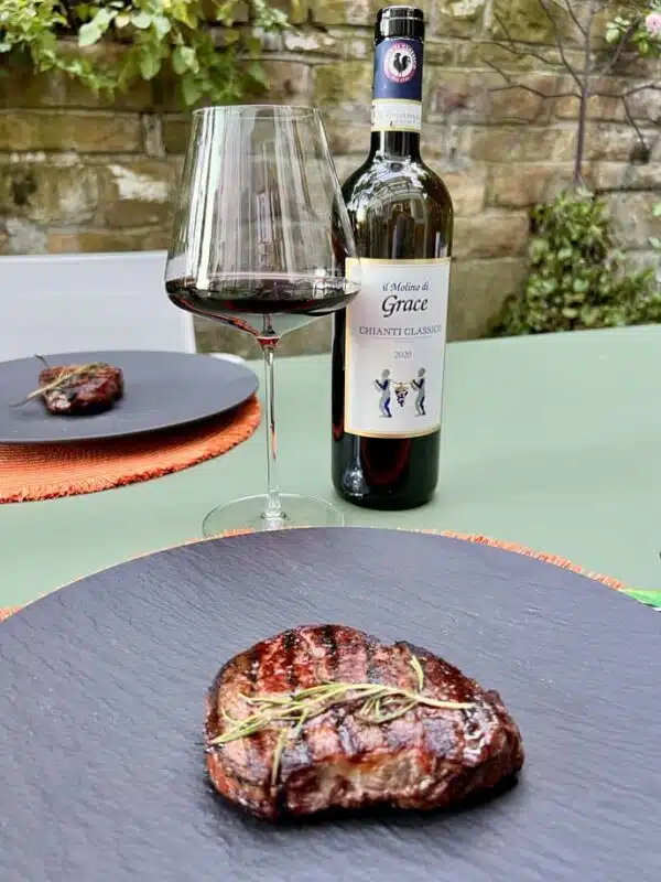 Fotoaufnahme zeigt Rindersteaks mit Chianti Classico Flasche