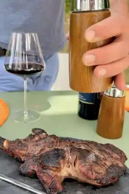 Fotoaufnahme zeigt risches Tomahawk-Steak