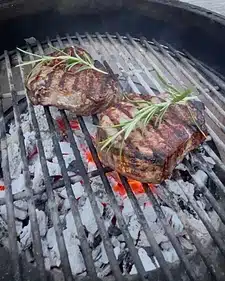Fotoaufnahme zeigt Rindersteaks auf dem Grill