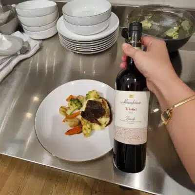 Bild zeigt eine Flasche Barolo Tresuri mit speisen.