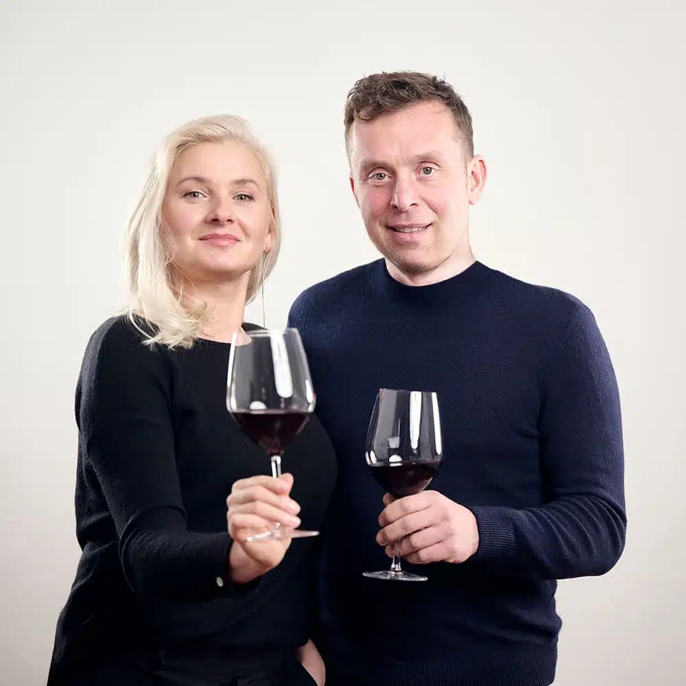 Das Bild zeigt den Besitzer von Labbrarosso al Porteret mit Gläsern in der Hand.